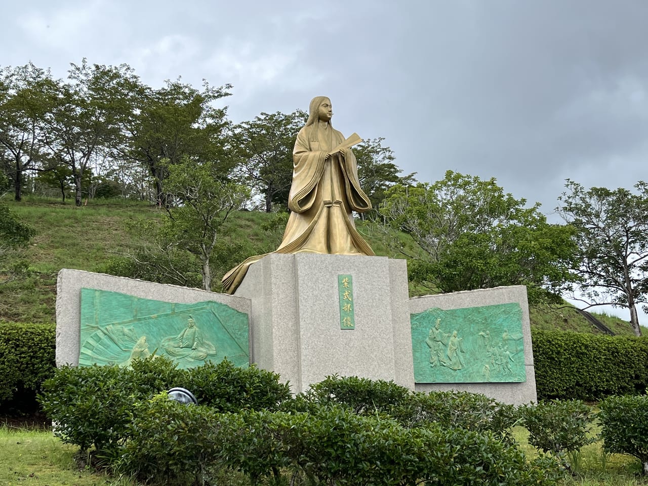 圓鍔記念公園の紫式部像