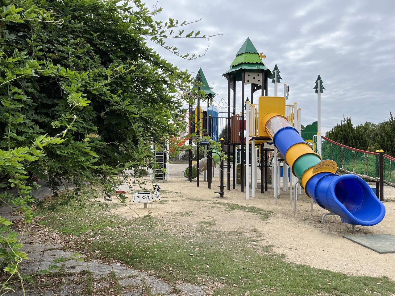 東尾道公園の遊具とベンチ