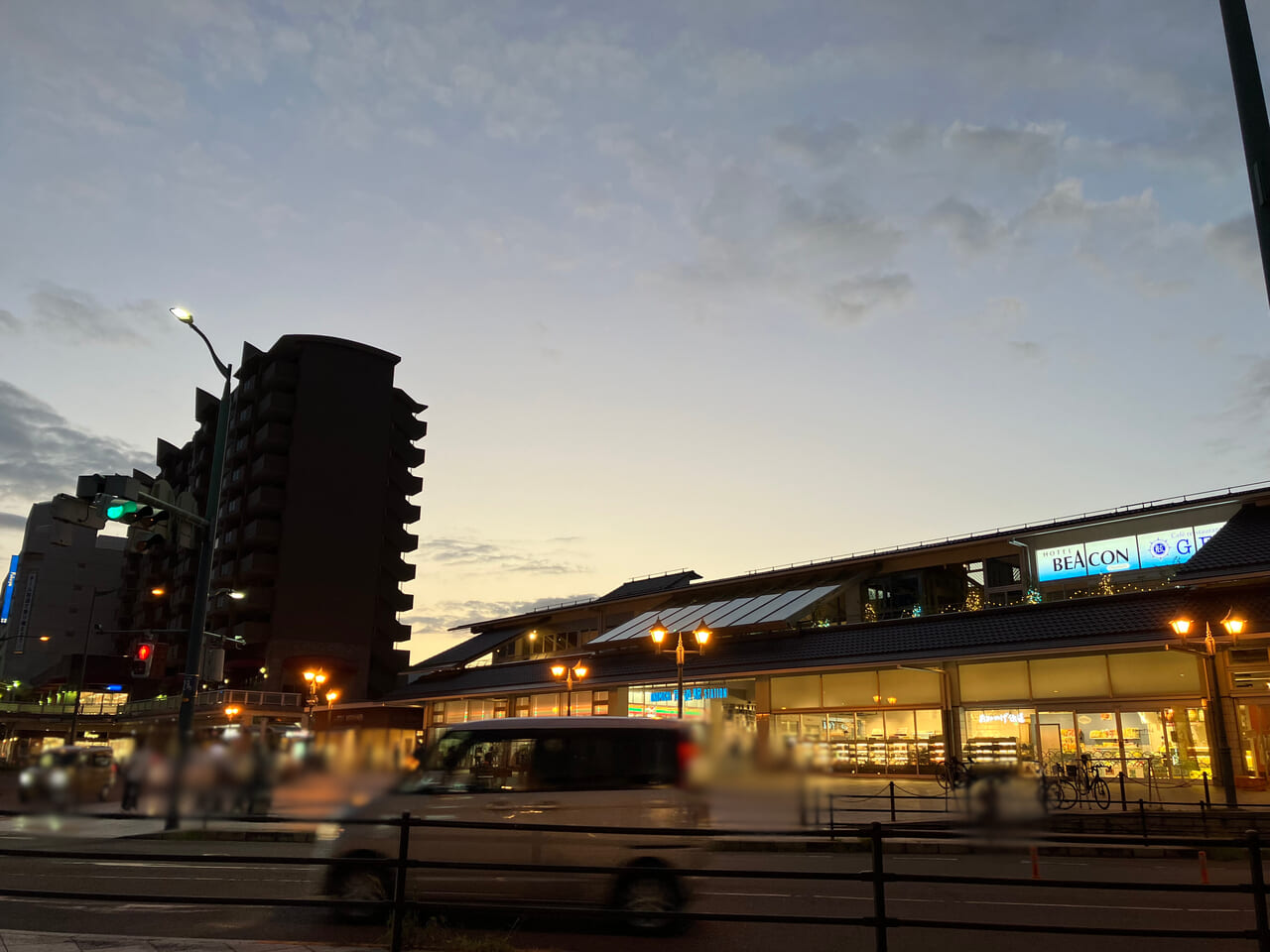 尾道駅前の夕暮れ