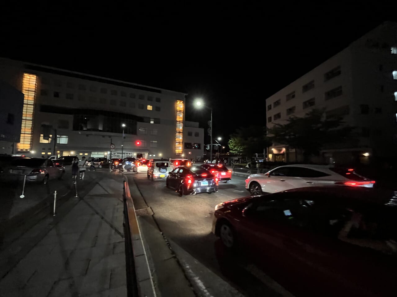 おのみち花火大会の尾道駅前の様子