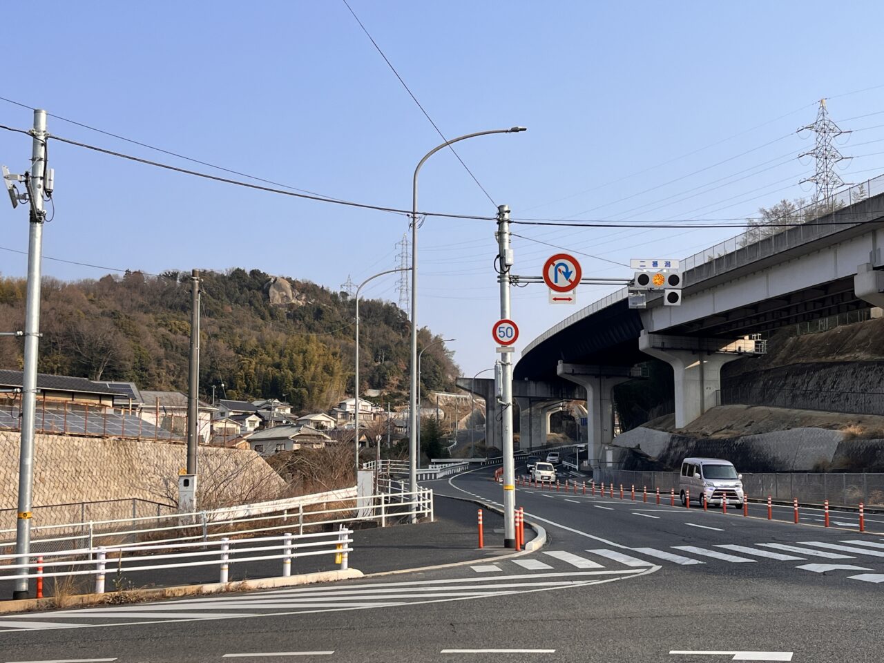 向島の交差点から見える巨石群