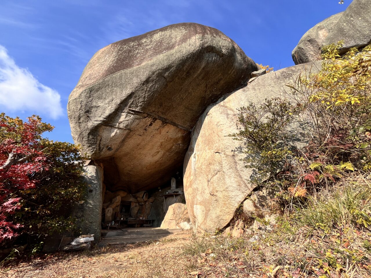 巨石の中の祠